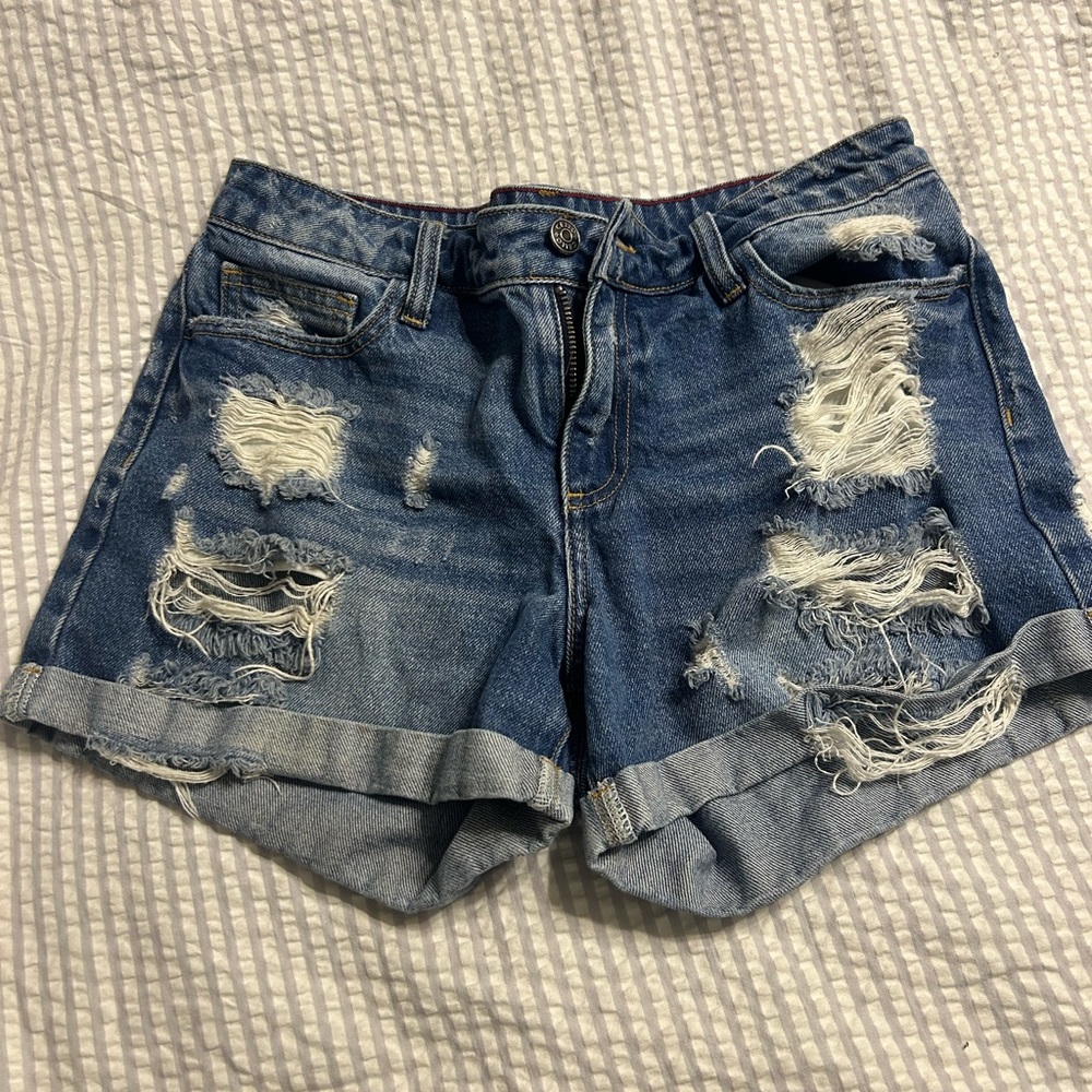 Medium distressed high waisted cello shorts, in great condition!